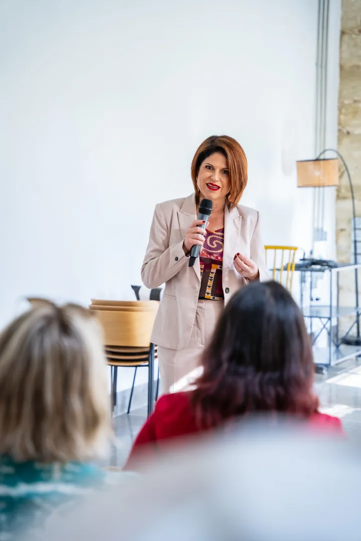 Kate Wallaeys animant une formation au désencombrement devant un groupe